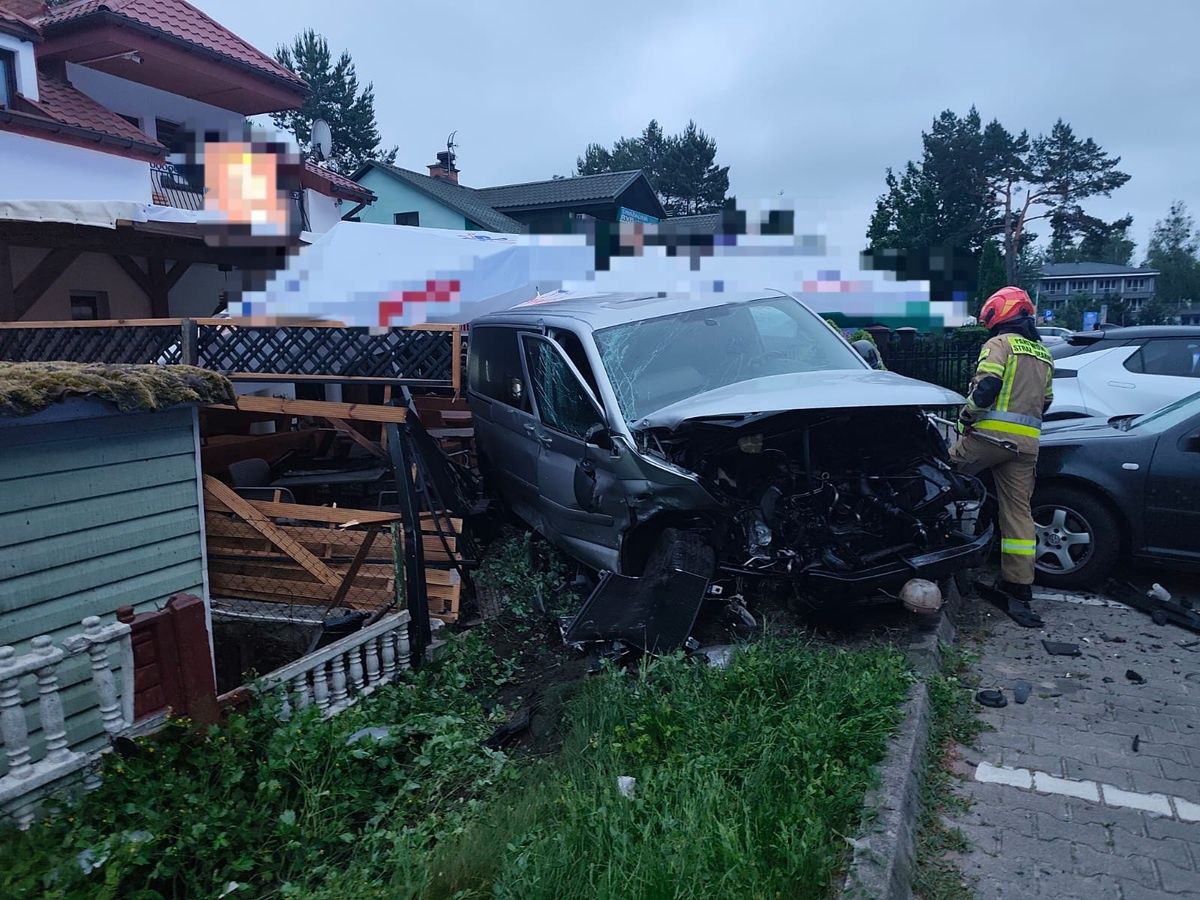 Pościg za pijanym 19-latkiem. Staranował auta, zatrzymał się na latarni