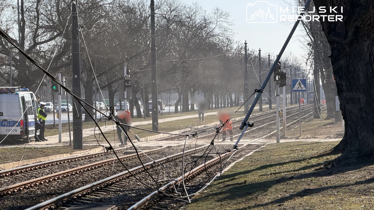 Ciężarówka zerwała sieć trakcyjną