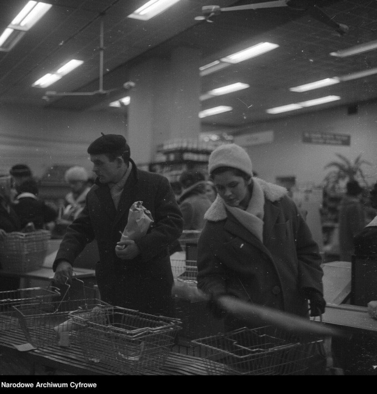 W czasach PRL-u Mikołaj do buta przynosił dzieciom to, co z trudem zdobyli rodzice. W czasach największego kryzysu lat 80. słodycze kupowali na kartki, wystawali po nie w kolejkach. A szczytem szczęścia była możliwość kupienia czegoś w Peweksie...z trudem