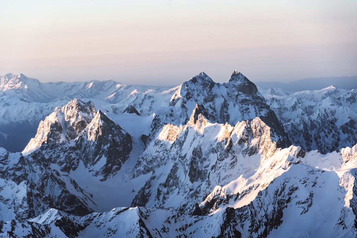 Warunki wokół szczytu Elbrus nie sprzyjają poszukiwaniom