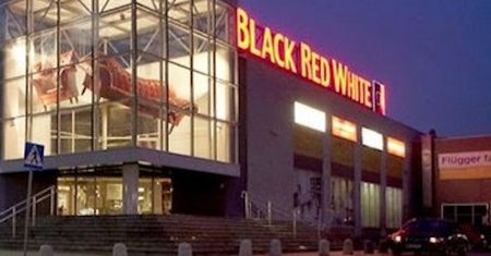 13,9 st. C w salonie Black Red White. Firma przeprasza