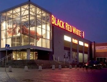 13,9 st. C w salonie Black Red White. Firma przeprasza