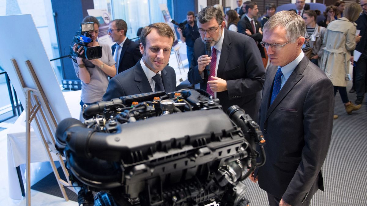 Prezydent Francji Emmanuel Macron i prezes PSA Carlos Tavares. Od tej dwójki zależy los kilku tysięcy polskich pracowników i przedsiębiorców (fot. PSA)