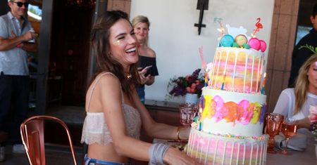 Alessandra Ambrosio bawi się na imprezie "aniołków" Victoria's Secret! (ZDJĘCIA)