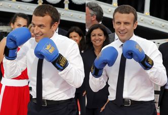 Wyluzowany Emmanuel Macron boksuje, gra w tenisa i... JEŹDZI na wózku inwalidzkim (ZDJĘCIA)