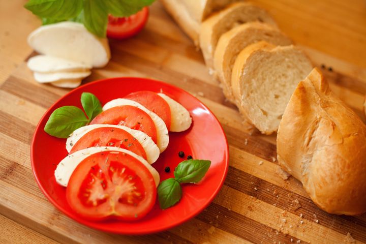 Sałatka z pomidorami ma wiele cennych właściwości zdrowotnych.