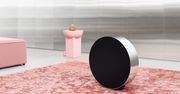 Okrągły głośnik Bang & Olufsen Edge. Aby sterować muzyką, przetocz go po podłodze