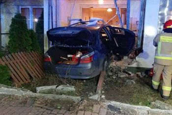BMW wjechało w dom w Sokołowie Podlaskim. 53-latka trafiła do szpitala