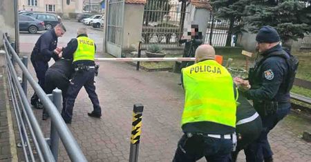 Oleśnica: Próbowali porwać kobietę z chodnika. Akcja policji