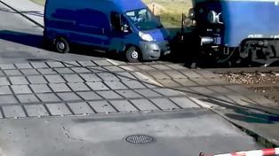 Busiarz zderzył się z rozpędzoną lokomotywą. Żyje, ale teraz czekają go poważne konsekwencje