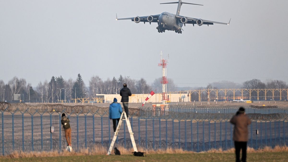 Samolot Boeing C-17 Globemaster III amerykańskich sił zbrojnych ląduje na lotnisku w podrzeszowskiej Jasionce, 15 bm