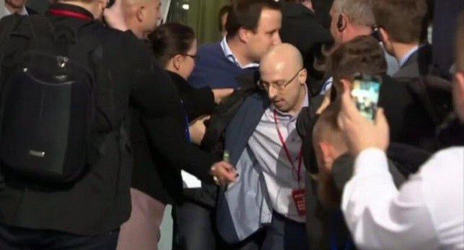 „Solidarność” TVP: użycie siły przez ochroniarzy przed debatą to skandal. TVP: sztabowcy PiS przełamali linię ochrony