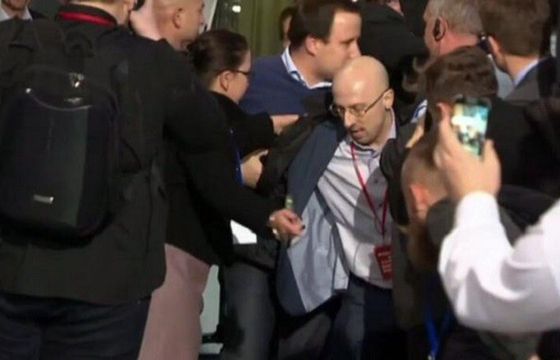 „Solidarność” TVP: użycie siły przez ochroniarzy przed debatą to skandal. TVP: sztabowcy PiS przełamali linię ochrony