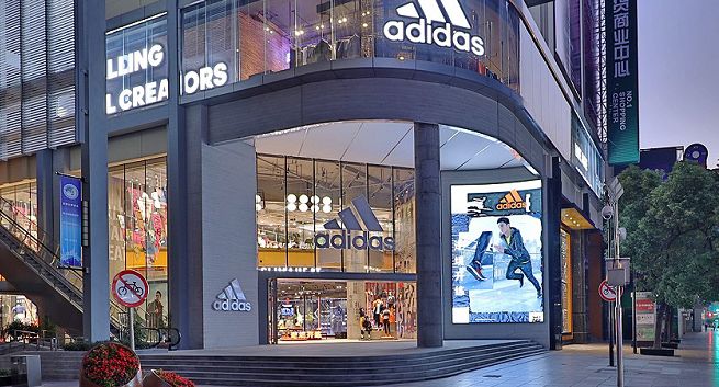 Adidas: wpływy z e-commerce 93 proc. w górę, 25 proc. mniej na marketing i sklepy