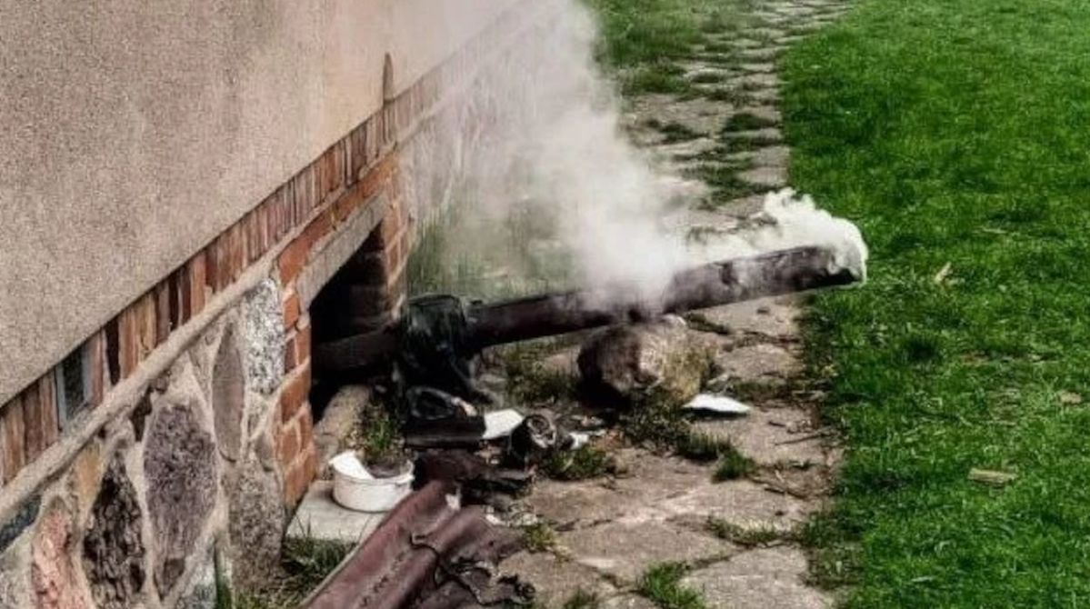 Policjanci uratowali trzech mężczyzn z zadymionego domu