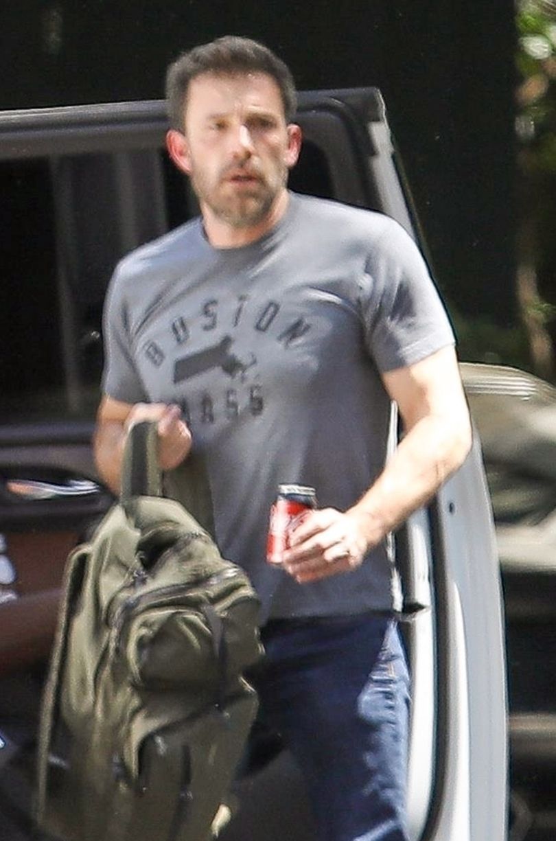 Ben Affleck wysiada z samochodu Jennifer Lopez po hotelem w Bel Air