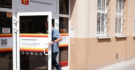 Szyld wystawał o 2 cm. Kara sięga 41 tys. zł. Miasto reaguje