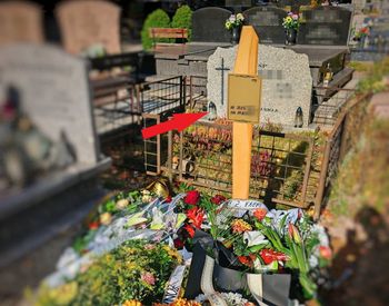"Pal świecki" zamiast krzyża na grobie. Zdjęcie z cmentarza wywołało burzę