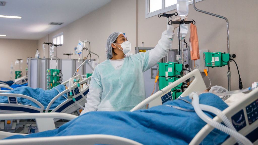 Sala z chorymi na koronawirusa w polskim szpitalu.