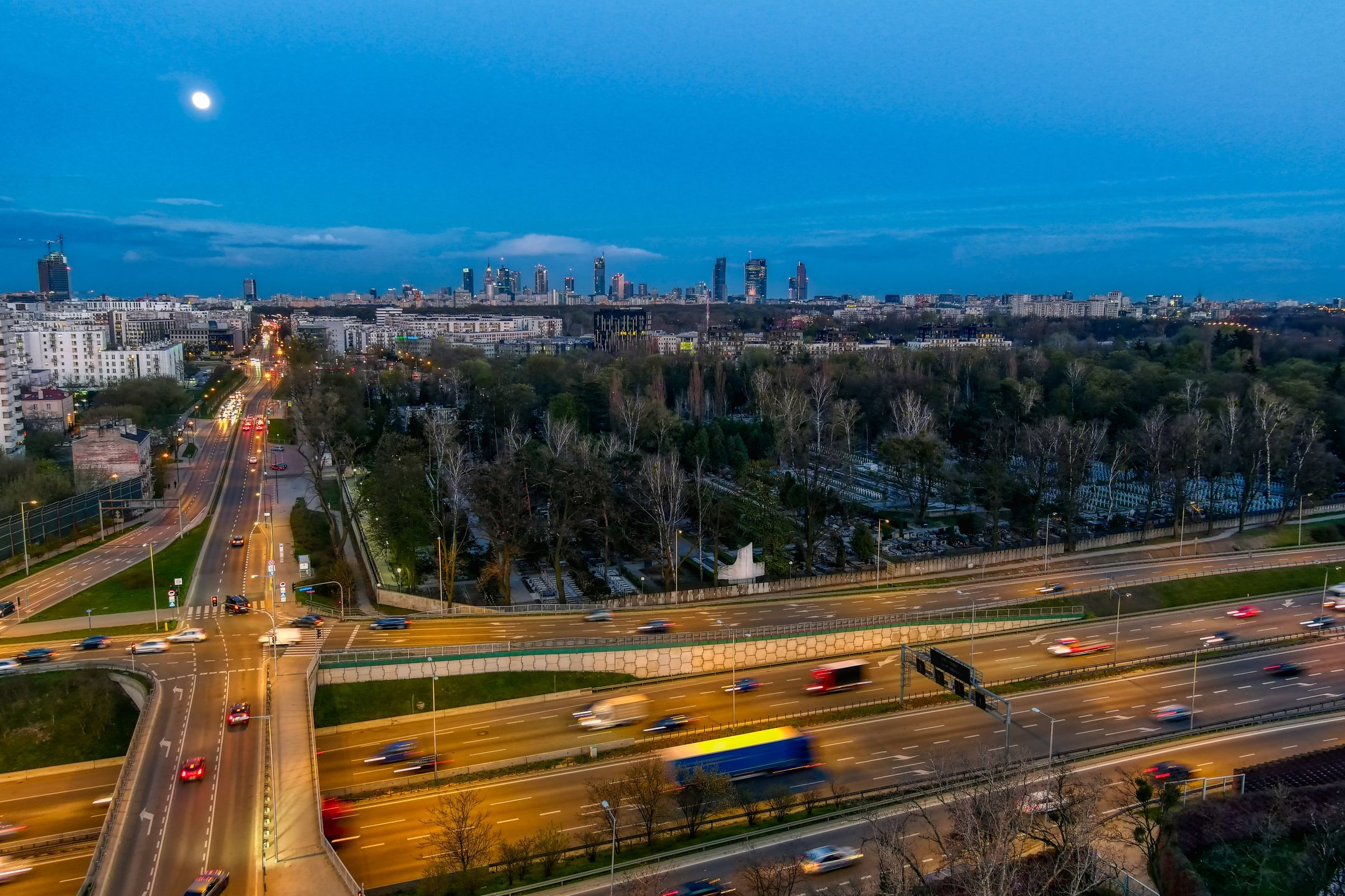 gród, noc, miejski, krajobraz miasta, ruch drogowy, horyzont, autostrada, architektura, droga, ulica, iskra, wiadukt, antena, sundown, niebo, przewóz, bisnes, podróż, drapacz, trasa, jezdnia, szosa, pasy, bloki, domy, wierzowce, zachód, chmury, smugi, sunset, dron, z drona