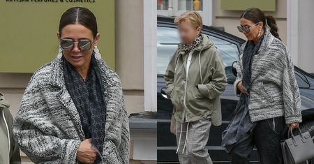 Kinga Rusin wymachuje szalikiem Gucci za 2,5 tysiąca złotych i jeszcze droższą torebką na spacerze z mamą (ZDJĘCIA)
