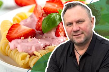 Tak Strzelczyk przygotowuje makaron z truskawkami. O klasycznej wersji można zapomnieć