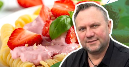 Tak Strzelczyk przygotowuje makaron z truskawkami. O klasycznej wersji można zapomnieć