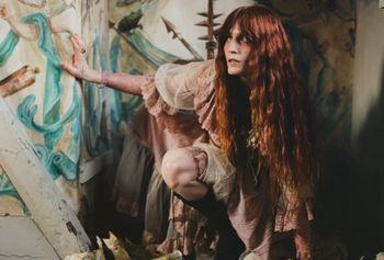 Dzieło kompletne. Euforyczne uniesienia wrzasku Florence [RECENZJA]