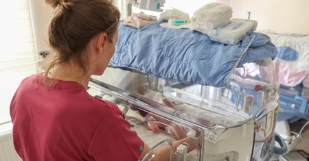 125 tys. w pięć lat. Ekspert pokazał zatrważającą tabelę urodzeń