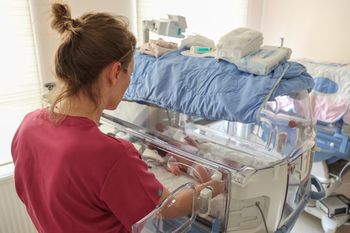 125 tys. w pięć lat. Ekspert pokazał zatrważającą tabelę urodzeń