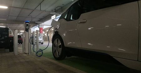 W Lublinie samochód elektryczny "zatankujesz" szybko i za darmo. Otwarto drugą stacje