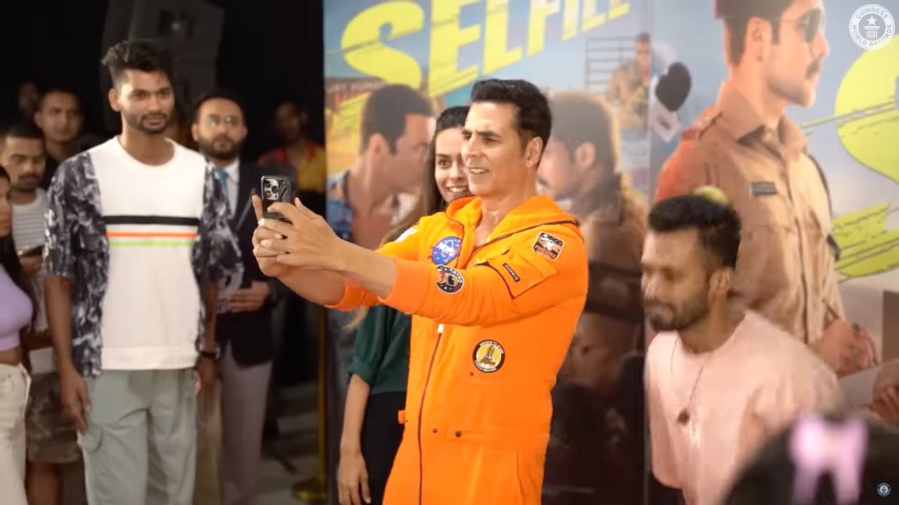 Bollywodzki gwiazdor pobił rekord świata w robieniu selfie.