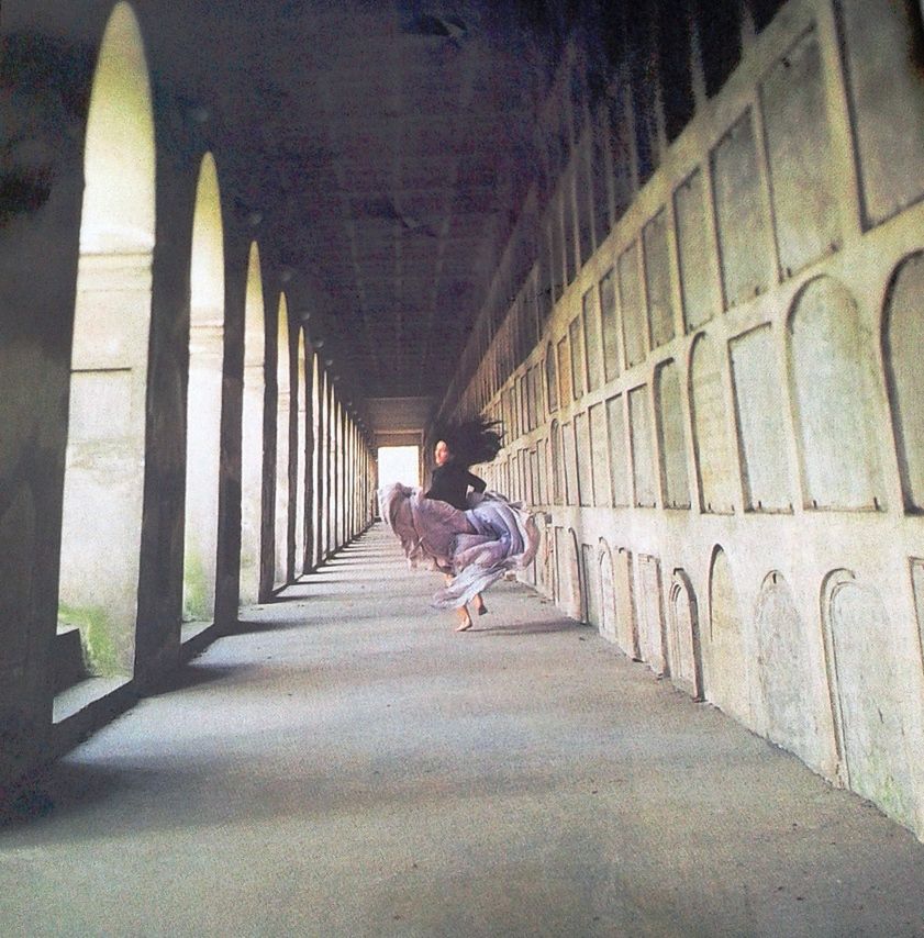 Sesja Justyny Steczkowskiej na cmentarzu 