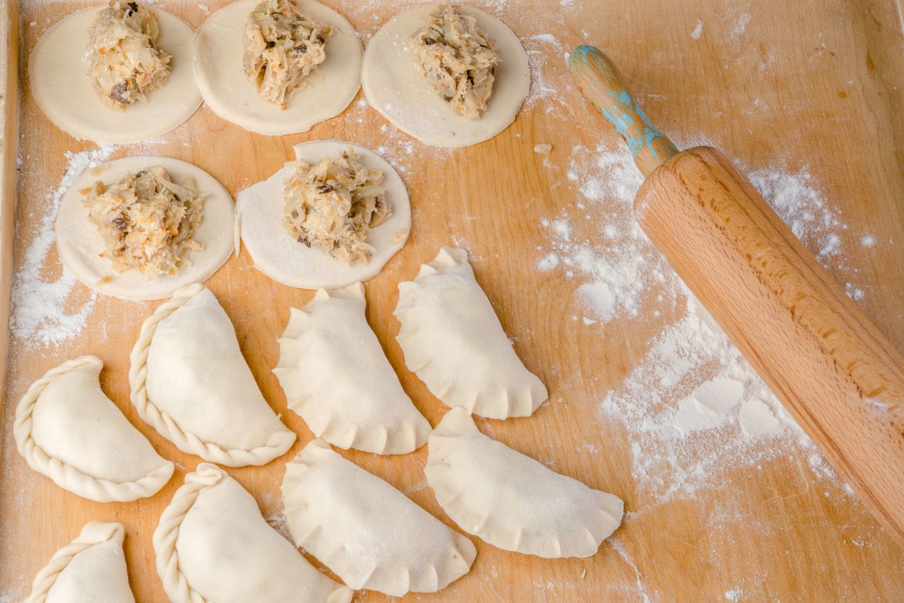 Dodaj porządną łyżkę do ciasta na pierogi. Dobrze się rozwałkuje, a lepienie będzie przyjemnością