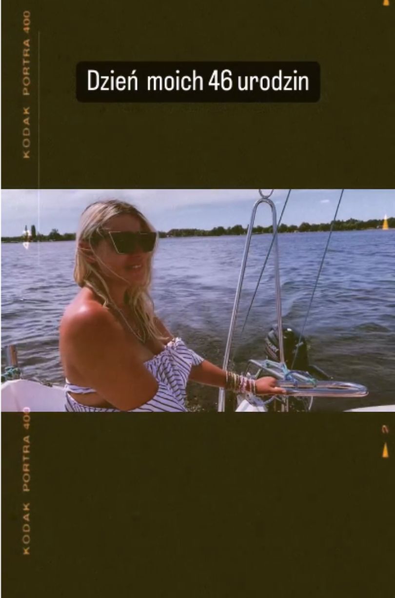 Maria Sadowska pozuje w bikini podczas żeglugi po jeziorze