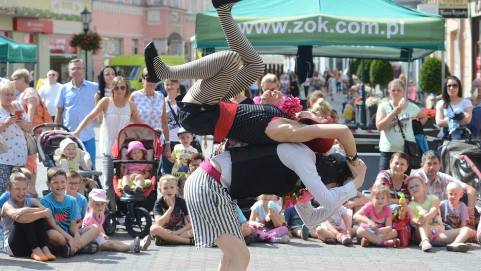 We wtorek oraz w środę (26-27.08) zielonogórski deptak opanują Buskerzy, którzy w ramach Lata Muz Wszelakich - BuskerTour, zaprezentują swoje programy artystyczne i rozrywkowe. To mieszanka latynoskiej klaunady, marszowego tempa i energetycznych rytmów.