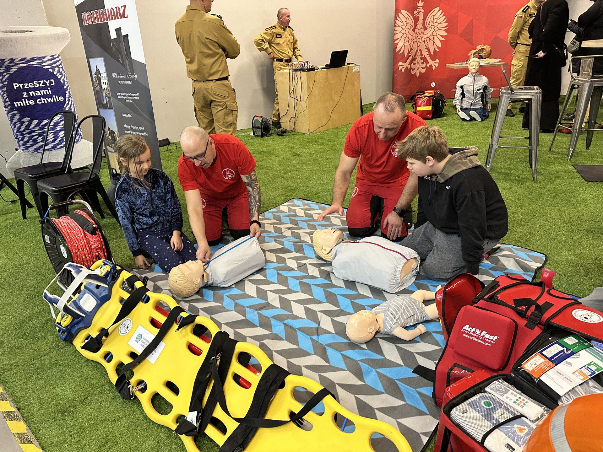 W galerii Bawełnianka w Bełchatowie strażacy zorganizowali dziś akcję edukacyjna podczas której można było otrzymać czujki czadu i dymu