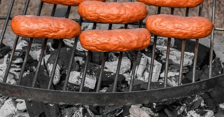 Gdzie wyrzucać węgiel po grillu? Wiele osób popełnia błąd