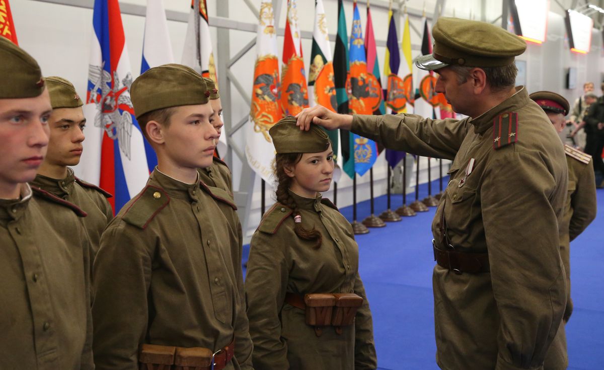 Moskwa próbuje zmienić ukraińskich nastolatków w żołnierzy. Zdjęcie ilustracyjne 