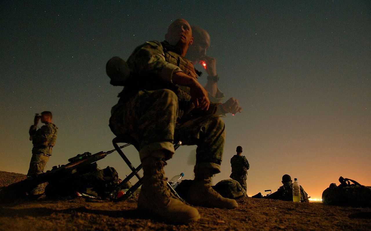 Żołnierze obserwują teren, Mosul, Irak © Jeremy Lock