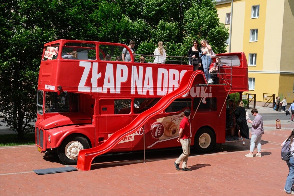 Czerwony autobus 7Days przy uczelni KUL