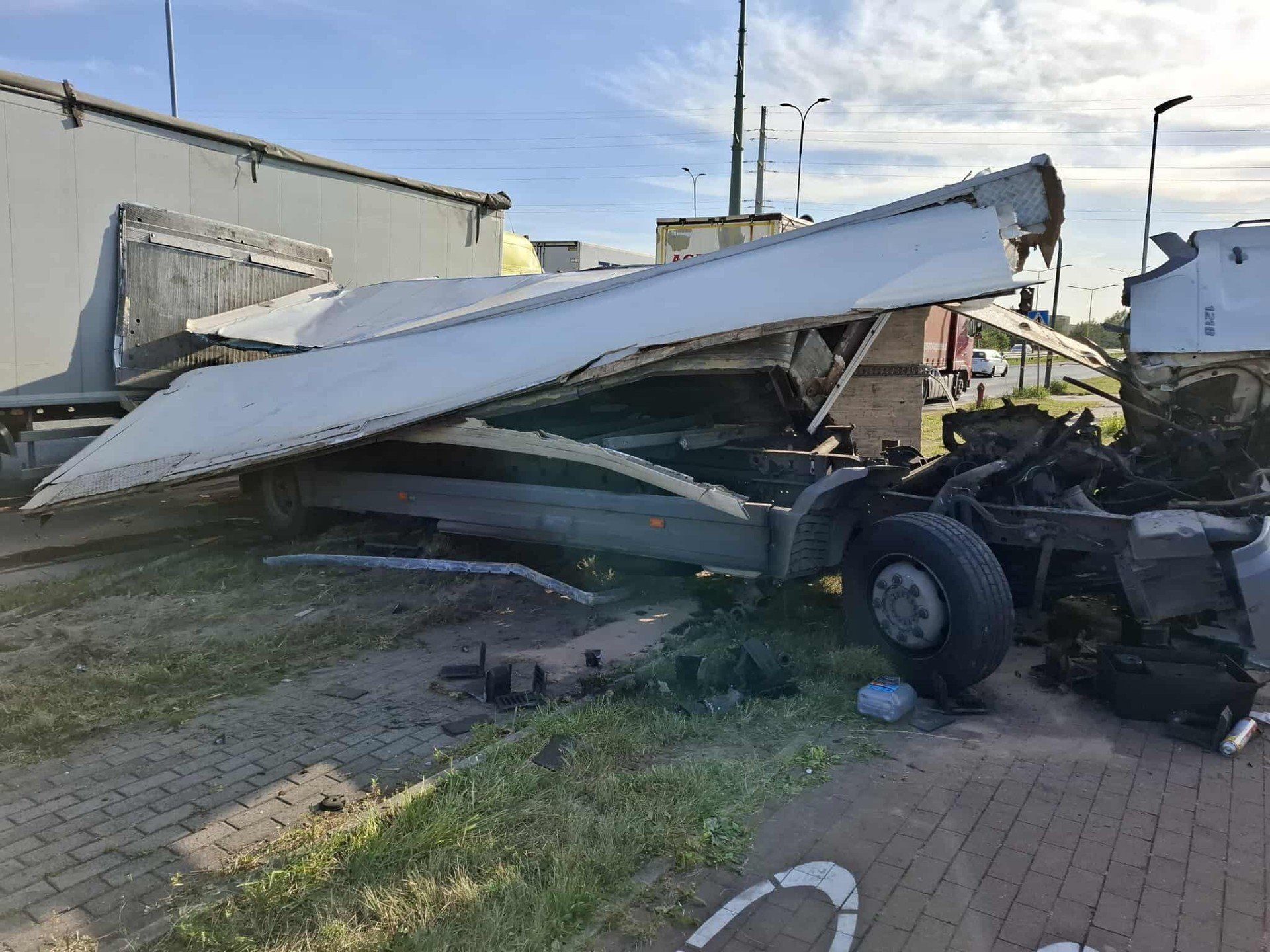 Wypadek na al. Ofiar Terroryzmu w Łodzi. Zderzyły się 3 ciężarówki