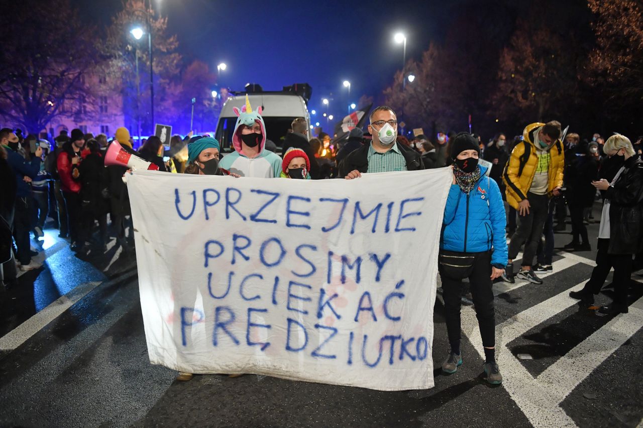 Warszawa, 18.11.2020. Protestujšcy podczas "Blokady Sejmu" w Warszawie, 18 bm. Od 22 października br. w całej Polsce trwajš protesty przeciw zaostrzeniu prawa aborcyjnego. (aldg) PAP/Radek Pietruszka