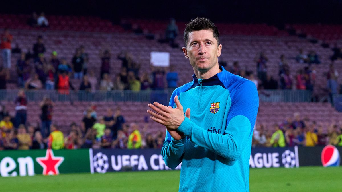 BARCELONA, SPAIN - OCTOBER 26: Robert Lewandowski of FC Barcelona looks dejected following their side's defeat and elimination from the UEFA Champions League in the UEFA Champions League group C match between FC Barcelona and FC Bayern München at Spotify Camp Nou on October 26, 2022 in Barcelona, Spain. (Photo by Alex Caparros - UEFA/UEFA via Getty Images)