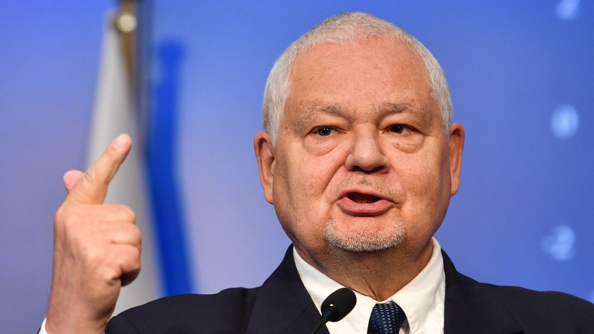 Warszawa, 08.07.2022. Prezes Narodowego Banku Polskiego Adam Glapiński podczas konferencji prasowej w siedzibie NBP w Warszawie, 8 bm. RPP podniosła stopy procentowe o 50 pkt. bazowych, stopa referencyjna wzrosła do 6,5 proc. (mr) PAP/Radek Pietruszka