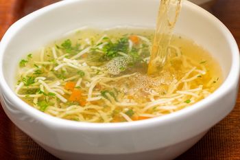 Rosół jak u babci. Ten garnek wydobędzie z niego maksimum smaku