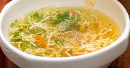 Rosół jak u babci. Ten garnek wydobędzie z niego maksimum smaku