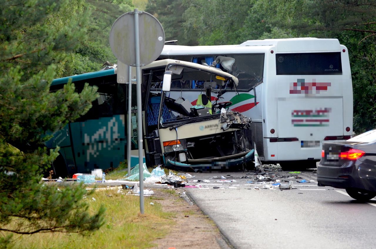 Dźwirzyno, 05.07.2020. 14 osób, w tym dwoje dzieci oraz kierowca zostało rannych po zderzeniu dwóch autobusów i busa w Dźwirzynie k. Kołobrzegu.