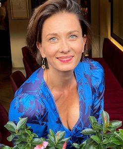 Włożyła odważną spódnicę. 47-letnia aktorka skradła show na premierze