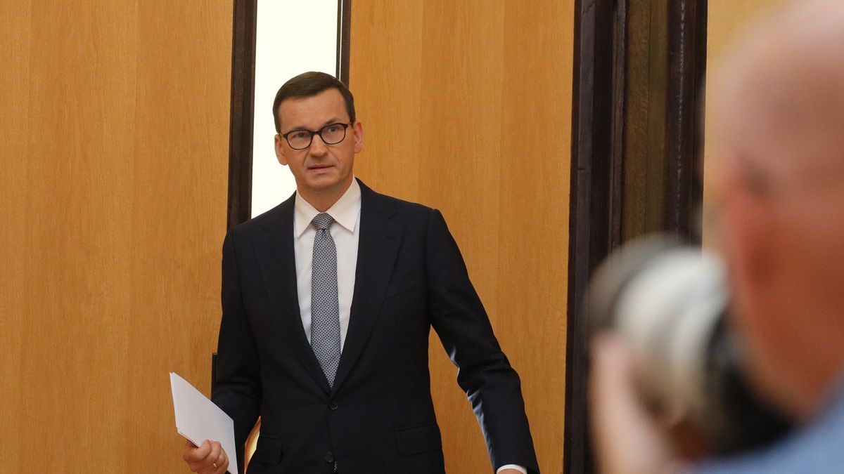 Mateusz MorawieckiWarszawa, 29.07.2022. Premier Mateusz Morawiecki podczas konferencji prasowej w siedzibie Kancelarii Prezesa Rady Ministr�w w Warszawie, 29 bm. Konferencja dotyczy�a bie��cych problem�w gospodarczych. (ad) PAP/Pawe� SupernakPawe� Supernakkonferencja prasowa, KPRM, polityka, premier, premiera, problemy gospodarcze